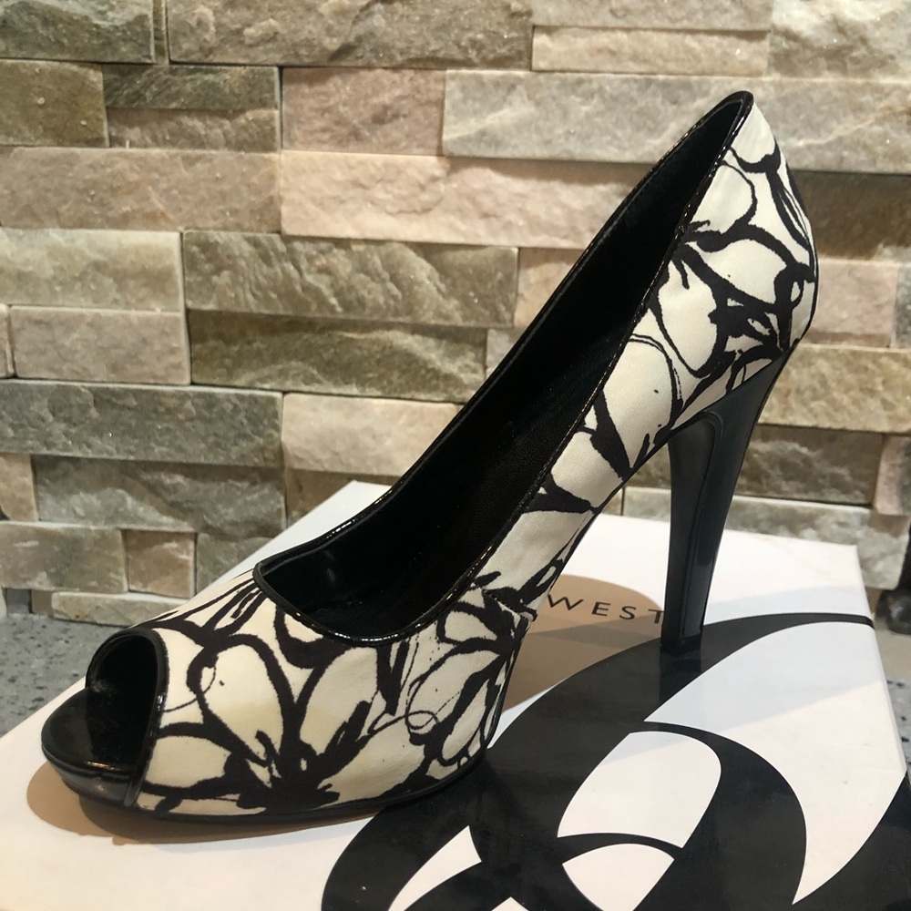 Nine West Black and White Floral prints pumps